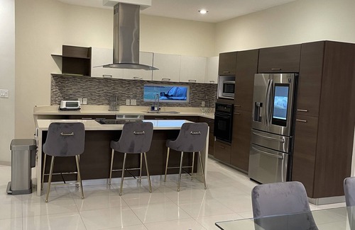McAllen House | Luxury Modern Home/Pool/3 King Beds