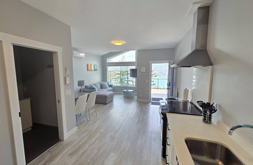 Central Okanagan Apartment | Luxury modern loft. Located on a plateau with stunning views over lakesn