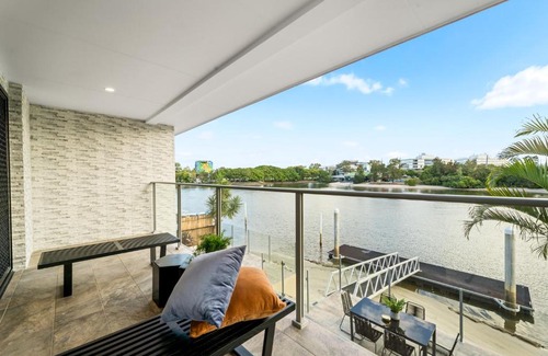 Surfers Paradise Villa | Luxury Modern Newly-renovated house with marina in Chevron Island opposite HOTA precinct