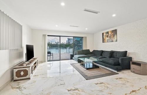 Surfers Paradise Villa | Luxury Modern Newly-renovated house with marina in Chevron Island opposite HOTA precinct