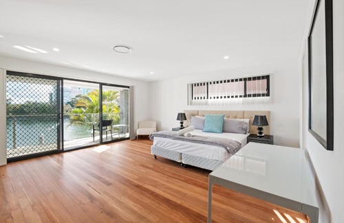 Surfers Paradise Villa | Luxury Modern Newly-renovated house with marina in Chevron Island opposite HOTA precinct