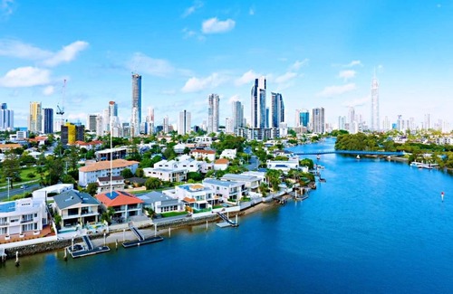 Surfers Paradise Villa | Luxury Modern Newly-renovated house with marina in Chevron Island opposite HOTA precinct