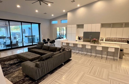 Chandler House | Luxury Modern Oasis - Gym & Pool