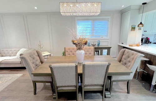 Cooksville House | Luxury Modern Retreat: Sauna, Theatre, Pool Table