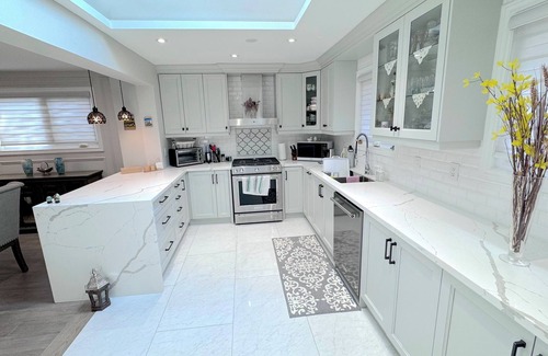 Cooksville House | Luxury Modern Retreat: Sauna, Theatre, Pool Table