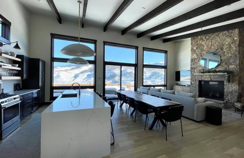 Silverthorne House | Luxury Modern Retreat centrally located to the best ski resorts in CO!