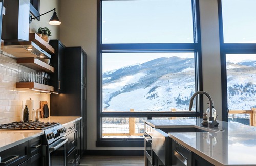 Silverthorne House | Luxury Modern Retreat centrally located to the best ski resorts in CO!