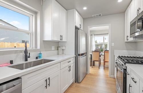 Monrovia House | Luxury Modern Retreat w Spacious Yard Premium Comfort