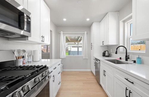 Monrovia House | Luxury Modern Retreat w Spacious Yard Premium Comfort