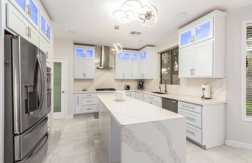 Deer Valley House | Luxury modern retreat with tropical backyard-at a great Location-EZ FWY access