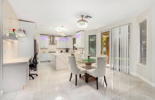 Deer Valley House | Luxury modern retreat with tropical backyard-at a great Location-EZ FWY access