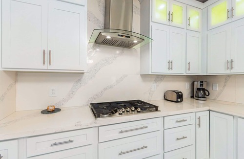 Deer Valley House | Luxury modern retreat with tropical backyard-at a great Location-EZ FWY access