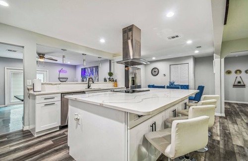 Limona Improvement House | Luxury Modern spacious 5Bedroom/3Bathroom, Theater room a game room and pool.