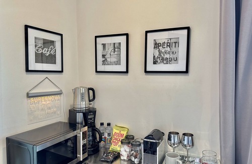 Eureka Valley House | Luxury Modern Unit on Market St - w/Private Patio - Hot tub, Fire Pit, Lounge +