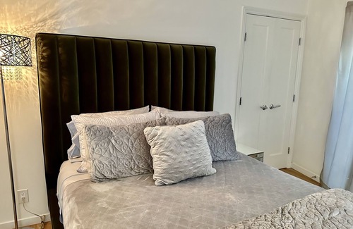 Eureka Valley House | Luxury Modern Unit on Market St - w/Private Patio - Hot tub, Fire Pit, Lounge +