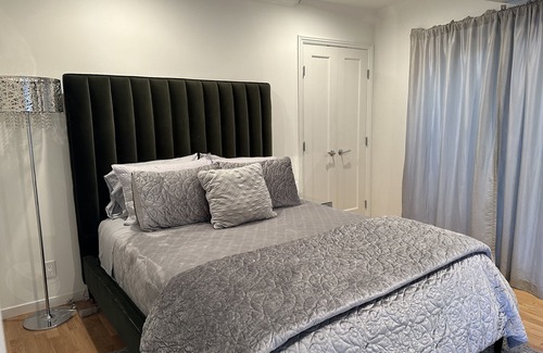 Eureka Valley House | Luxury Modern Unit on Market St - w/Private Patio - Hot tub, Fire Pit, Lounge +
