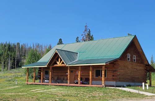 Daniel Cabin | Luxury Mountain Cabin in NW Wyoming. Easy drive to Yellowstone and Jackson Hole.