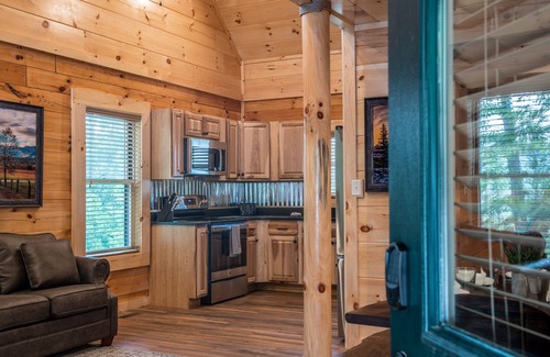 Gatlinburg - Pigeon Forge Cabin | Luxury Mountain Escape: Hot Tub, Pool Table, Pool, Mountain Views - Near Town