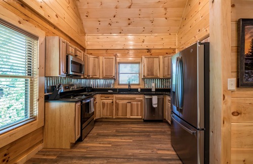 Gatlinburg - Pigeon Forge Cabin | Luxury Mountain Escape: Hot Tub, Pool Table, Pool, Mountain Views - Near Town