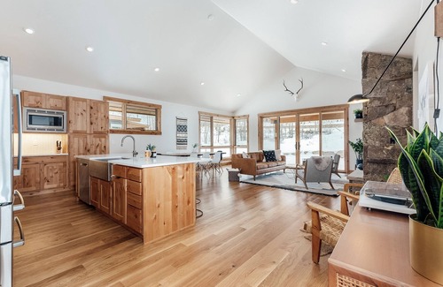 Silverthorne House | Luxury Mountain Retreat - pool+hot tubs