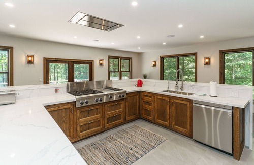 Muskoka Lakes Cottage | Luxury Muskoka Dream Cottage Hottub Best Sunsets