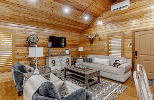 Lavon House | Luxury Nanette Cabin at Historical Farm