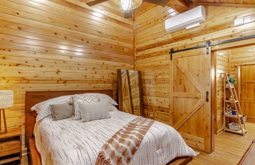 Lavon House | Luxury Nanette Cabin at Historical Farm
