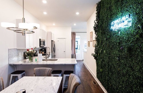 Hillsboro West End House | Luxury Nashville Retreat with Rooftop Views