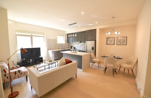 Upper Lonsdale House | Luxury New Townhome, prime location
