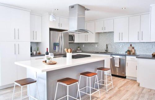 Cox Heights House | Luxury Oasis with Pool Sleeps 7 - Close to Old Town