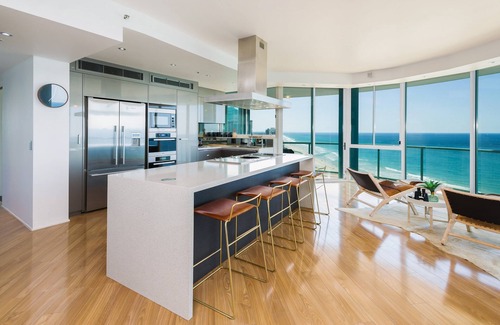 Main Beach Apartment | Luxury Oceanfront 3 Bedroom Platinum Sub-Penthouse