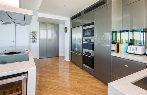 Main Beach Apartment | Luxury Oceanfront 3 Bedroom Platinum Sub-Penthouse