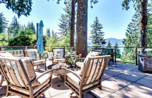 Lions Bay House | Luxury oceanview entertainment home by skiing, hiking 5 min to beach