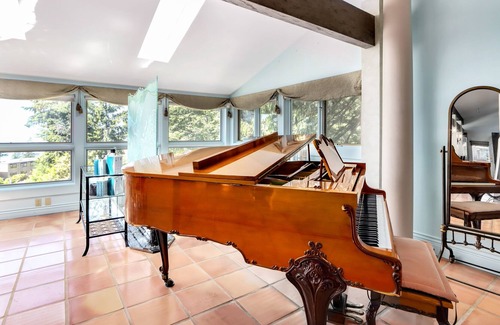 Lions Bay House | Luxury oceanview entertainment home by skiing, hiking 5 min to beach