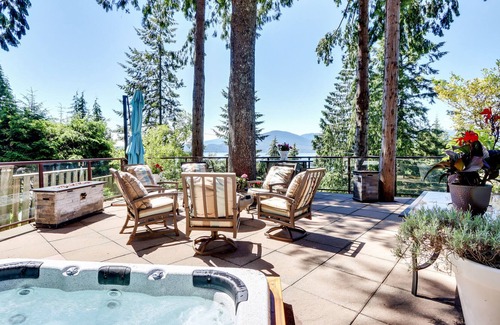 Lions Bay House | Luxury oceanview entertainment home by skiing, hiking 5 min to beach