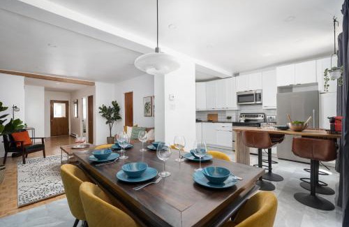 Ville-Marie Apartment | Luxury Old Montreal Parking with Yard Patio 10 Guests