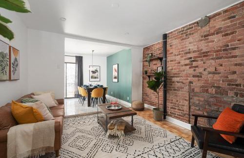 Ville-Marie Apartment | Luxury Old Montreal Parking with Yard Patio 10 Guests