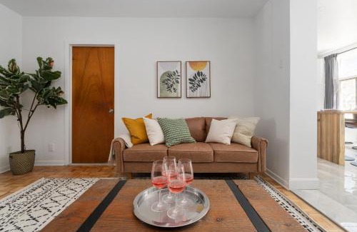 Ville-Marie Apartment | Luxury Old Montreal Parking with Yard Patio 10 Guests