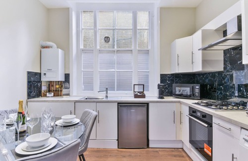 Farringdon Apartment | Luxury one bedroom apartment minutes from Farringdon Station!