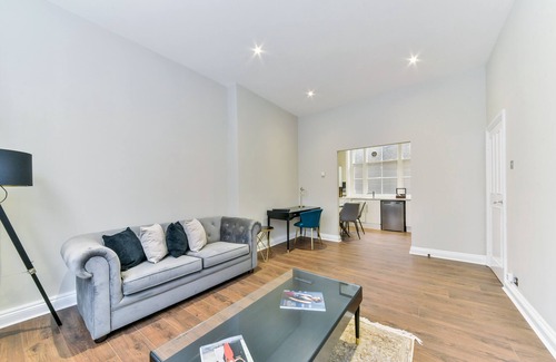 Farringdon Apartment | Luxury one bedroom apartment minutes from Farringdon Station!