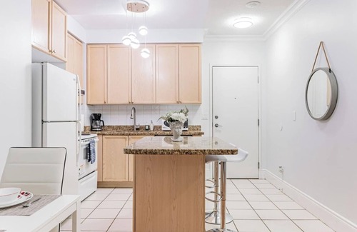 Downtown Mississauga Condo | Luxury One Bedroom Condo Near Square One/Paking