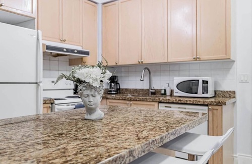 Downtown Mississauga Condo | Luxury One Bedroom Condo Near Square One/Paking