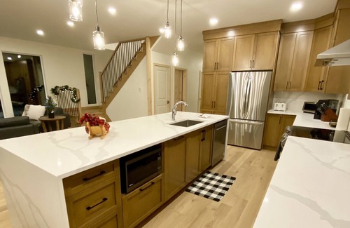 Labelle Ski Chalet | Luxury Panoramic View Waterfront-SPA-Games-Foyer