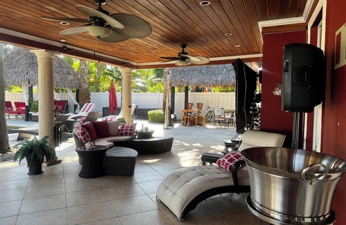 Ludlam Apartment | 🌺Luxury Paradise: Tropical Post-Op Style Edition 🌺