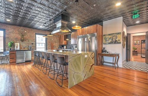 Bristol House | Luxury Penthouse in Downtown Bristol + Cool Patio Sleeps 10 Near Casino/BMS