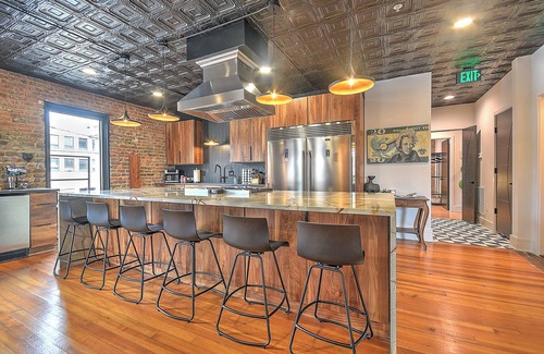Bristol House | Luxury Penthouse in Downtown Bristol + Cool Patio Sleeps 10 Near Casino/BMS