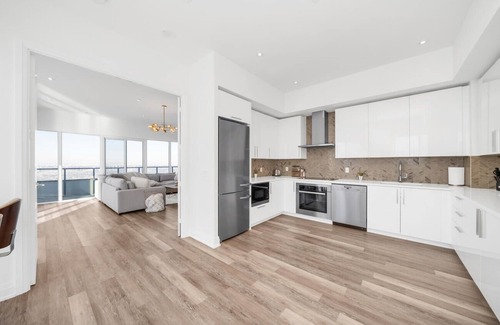 Humber Bay Condo | Luxury Penthouse Suite