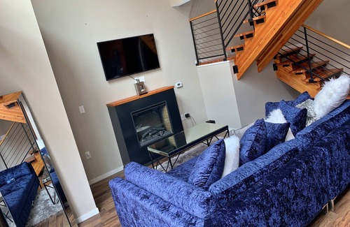 DeBaliviere Place Apartment | Luxury Penthouse Suite