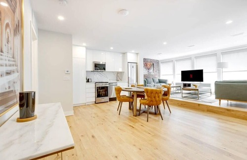 Downtown Montreal Apartment | Luxury Penthouse w/Rooftop Patio & Parking - 8