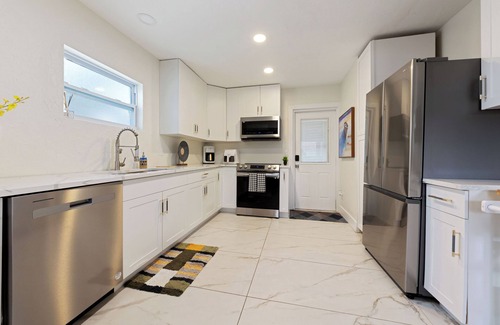 Riviera Bay House | Luxury Pool/KING Bed/Modern/Cozy St. Pete Tampa Beach Getaway
